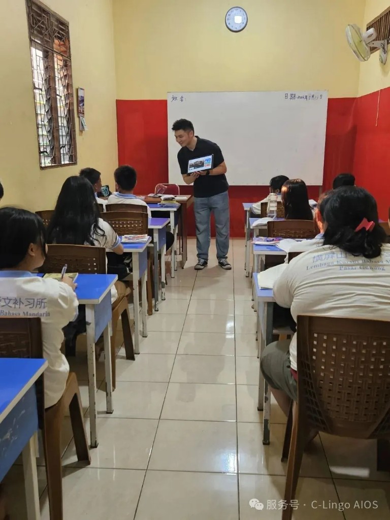 C-Lingo Sales Manager Jimmy demonstrates the digital learning tool to students