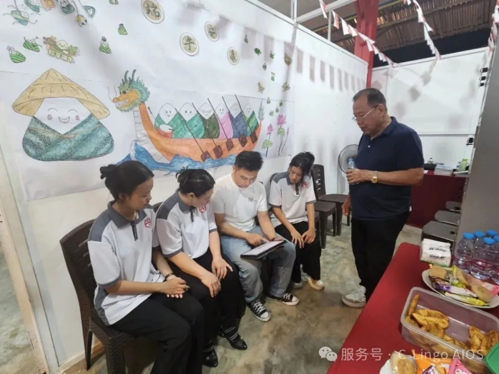 C-Lingo Sales Manager Jimmy introduces C-Lingo to local teachers