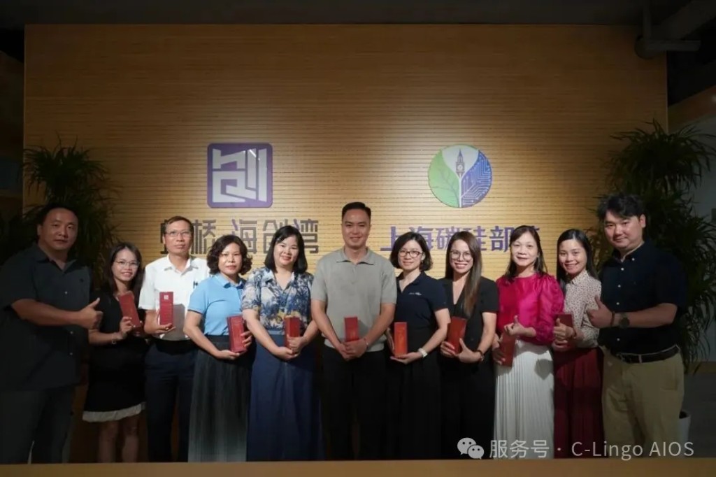 Guests receive the Chinese learning ScanPen